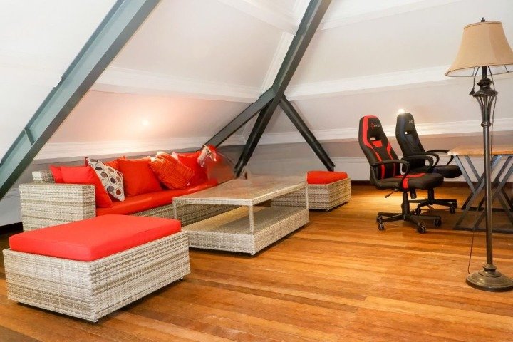 Mezzanine workspace